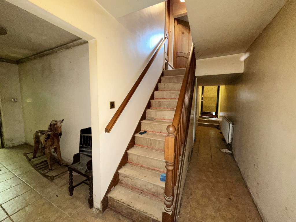 Lot: 145 - THREE-BEDROOM OLD SCHOOL UNIT WITH POTENTIAL - GF Hallway and Stairs